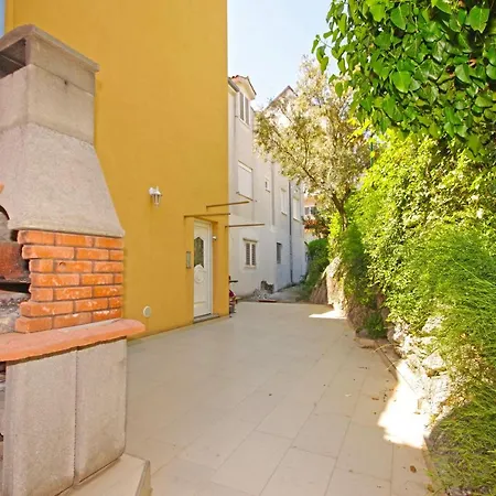 Apartament House *